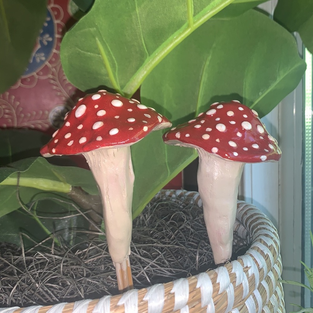 [3] MUSHROOM 🍄 Garden Stakes w/ SPOTS! 🙌🏽❤️🌈 - Picture 3 of 11